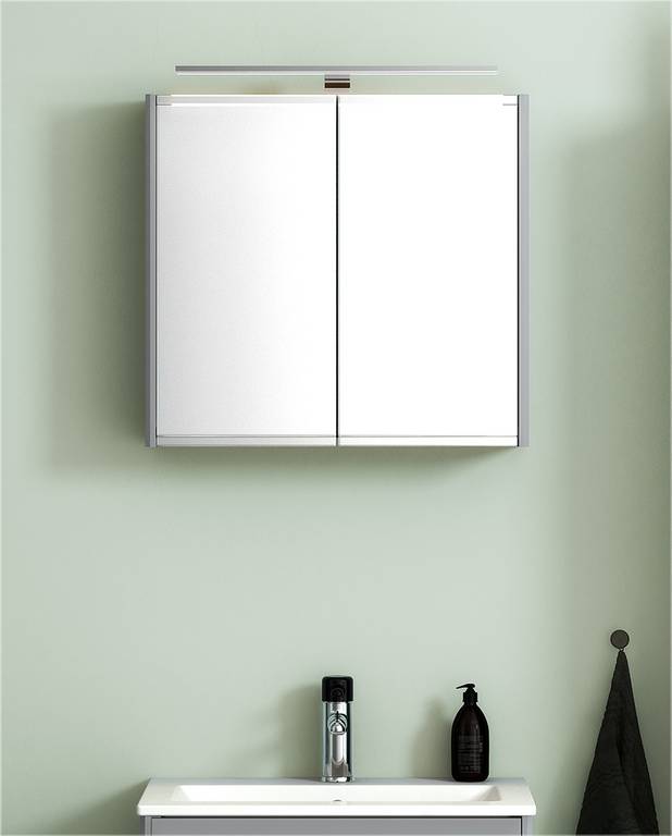 Peilikaappi Graphic - 60 cm - Kaksipuoliset peiliovet
Peilioven mattapintainen alareuna vähentää näkyviä rasvatahroja peilissä
Pehmeästi sulkeutuvat ovet