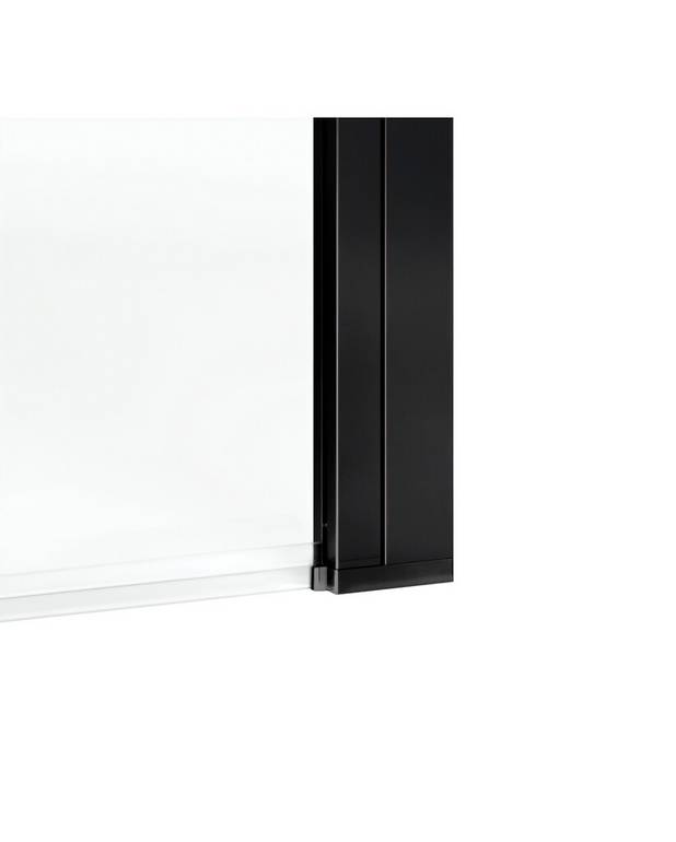„Square“ dušo durys - Keičiama atidarymo kryptis – galima montuoti dešinėje arba kairėje
Uždėti durų profiliai – greitas ir paprastas montavimas
Matiniai juodi profiliai ir durų rankenos