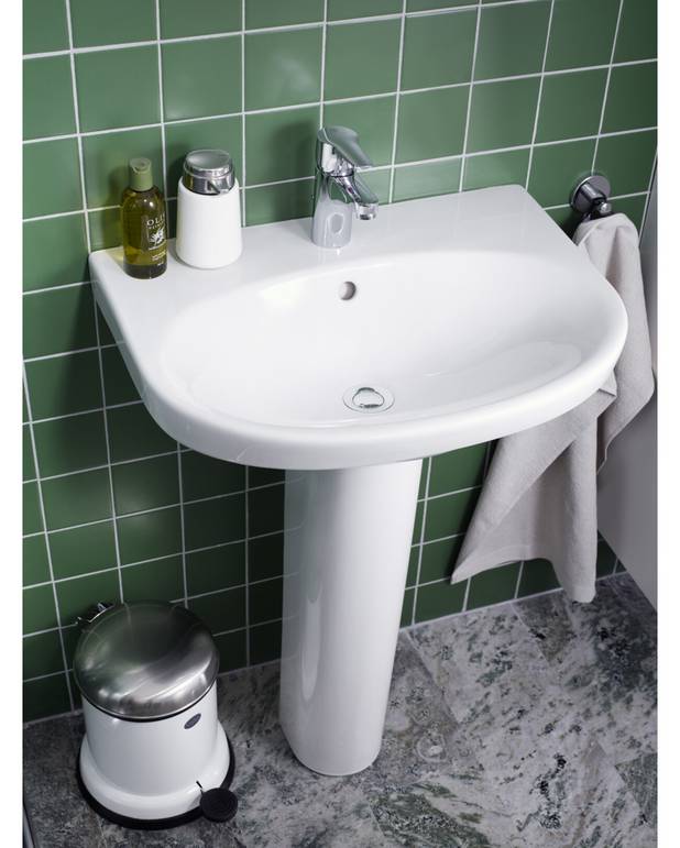 Håndvask Nautic 5570 - til bolt-/konsolmontering 70 cm - Rengøringsvenligt og minimalistisk design
Ellipseformet bassin og god afsætningsplads
Til montering med bolte eller konsol