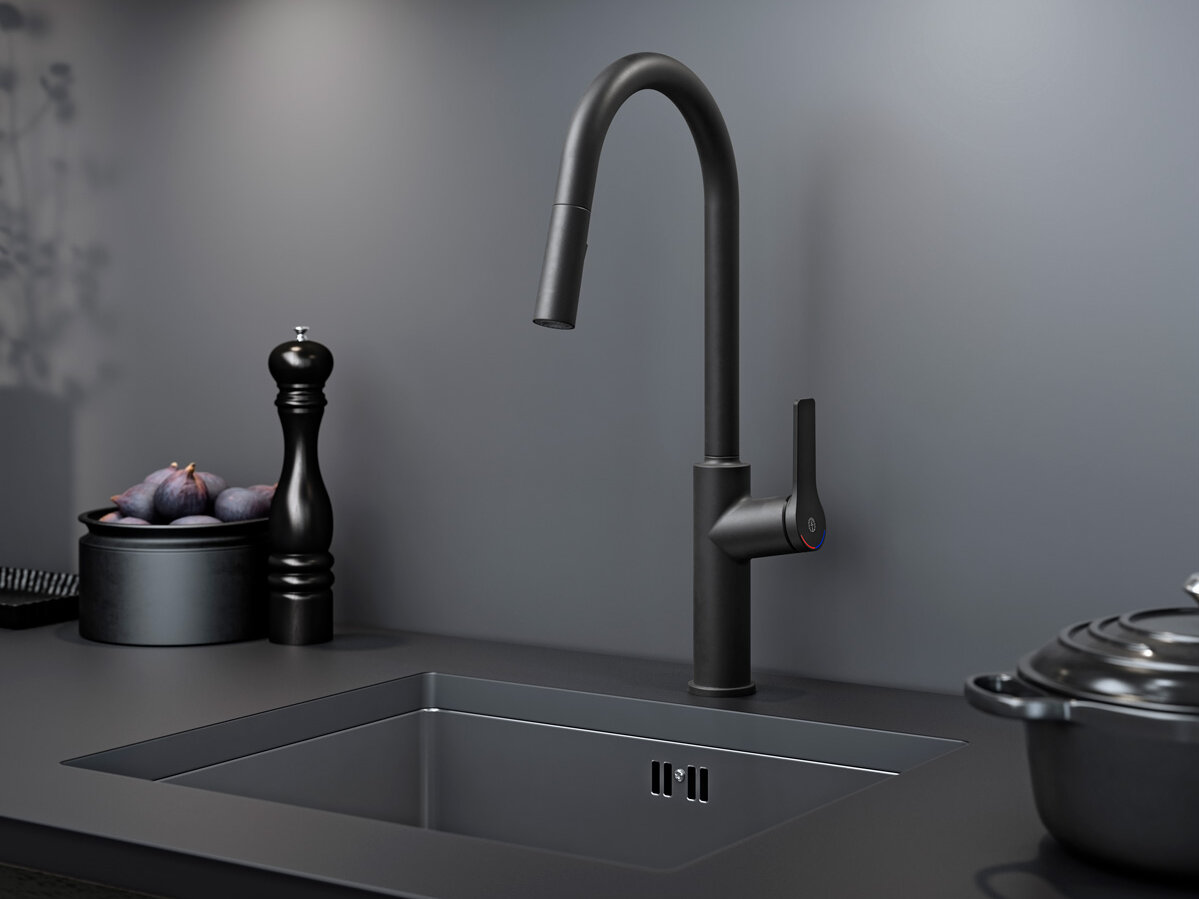 En modern svart mixer, hög modell, med smarta funktioner, ackompanjerad av en pepparkvarn och en skål med fikon, allt ställt mot en mörkgrå bänkskiva och backsplash.