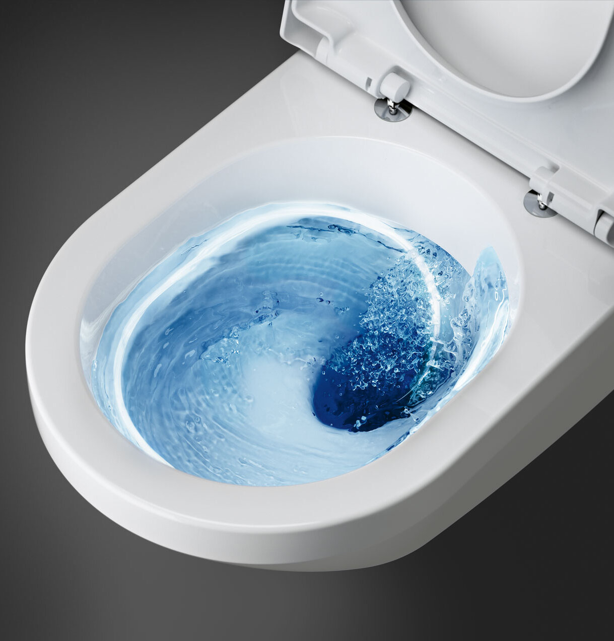 Et hvidt toilet med blåt vand, der hvirvler indeni under skylning, set ovenfra.