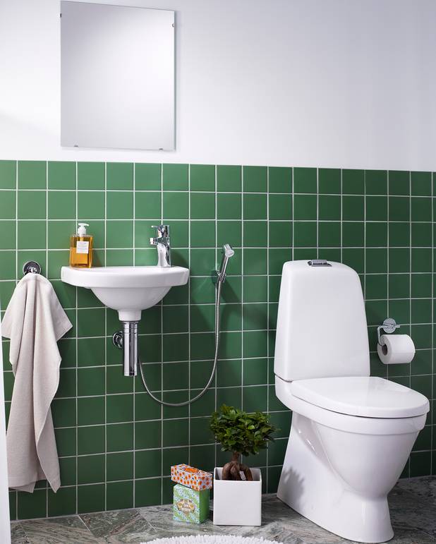 Toalettstol Nautic 5500 – skjult s-lås - Enkelt å rengjøre og med minimalistisk design
Heldekkende kondensfri spylesisterne
Ergonomisk opphøyd spyleknapp