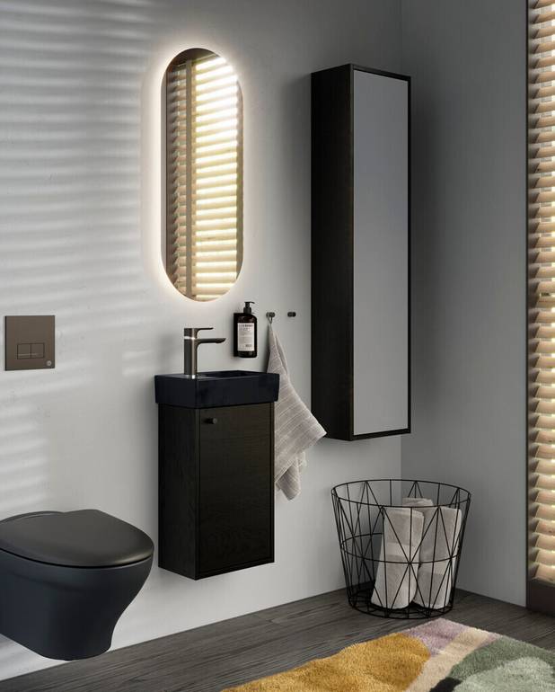 Kõrge kapp Artic Small - Ruumisäästlik disain ja funktsionaalsed hoiulahendused väikesesse külaliste vannituppa
Vaikselt sulguv uks, mis tagab sujuva sulgemise
Uksel olev peegel lisafunktsionaalsuse tagamiseks ilma ruumi võtmata