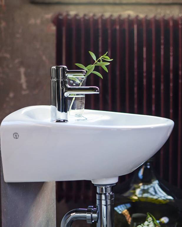 Small bathroom sink Estetic 410350 - for bolt mounting 50 cm - Completely concealed brackets for neat installation
Porcelain push-down valve
Ceramicplus for quick, eco-friendly cleaning