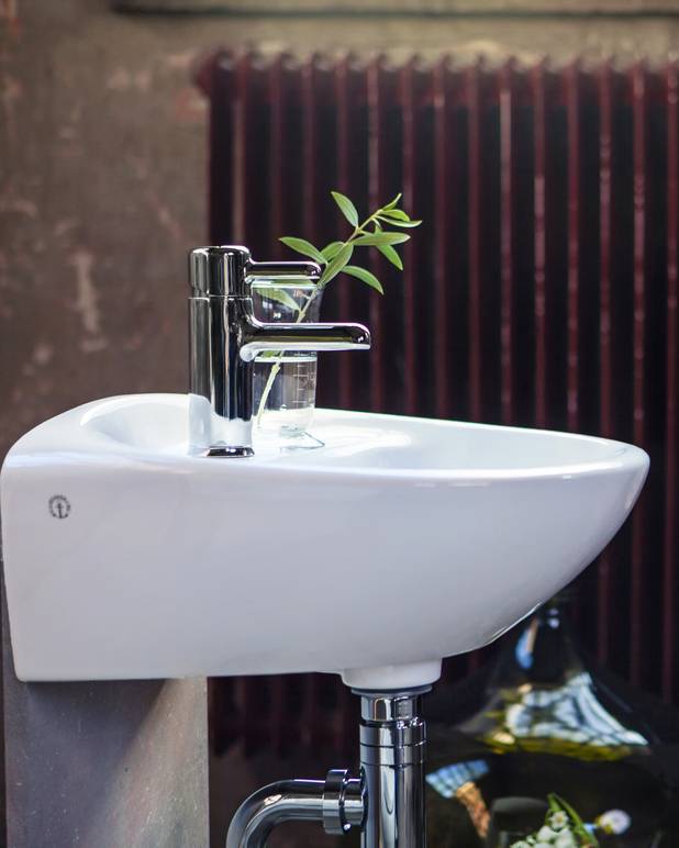 Маленькая раковина для ванной комнаты Estetic 410350 с болтовым креплением 50 см - Лаконичный вид благодаря полностью скрытым монтажным кронштейнам.
Клапан для регулировки уровня раковины.
Ceramicplus — для быстрой и экологичной уборки.