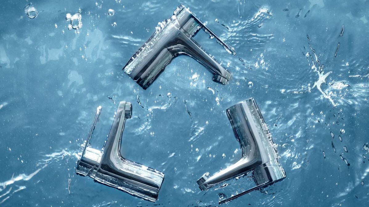 Three chrome mixers from Gustavsberg float underwater with visible bubbles.