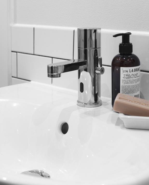 Bathroom sink faucet Nordic³ - sensor-controlled - Batteries included, installed in the faucet
Simple installation with self-calibration
Smart function for cleaning and prevention of sabotage