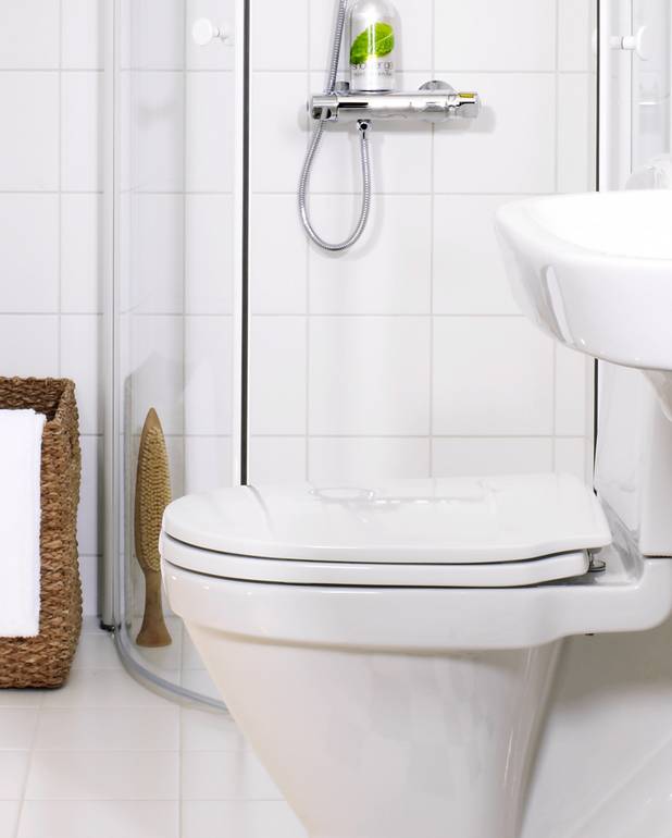 Toalettsits Nordic 23XX - Hårdsits - Soft Close (SC) för tyst och mjuk stängning
Passar alla toaletter i Nordic 23XX-serien
Se bild på cistern och spolknapp för att identifiera toalettmodellen