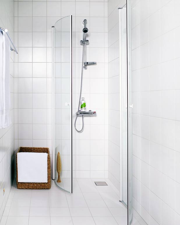 Bruseafskærmning SQ - forkromede profiler - Hærdet sikkerhedsglas af højeste kvalitet
Clear glass sikrer en hurtig og miljøvenlig rengøring
Kan åbnes 180Â°, hvilket giver ekstra gulvplads på små badeværelser