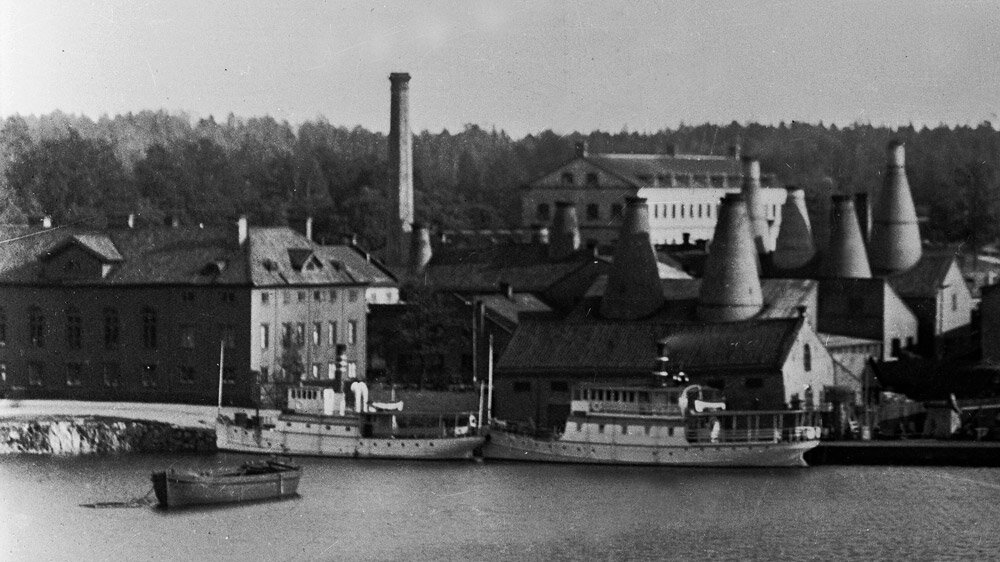 Sena pramoninių pastatų su aukštais kaminais Gustavsberge nuotrauka.