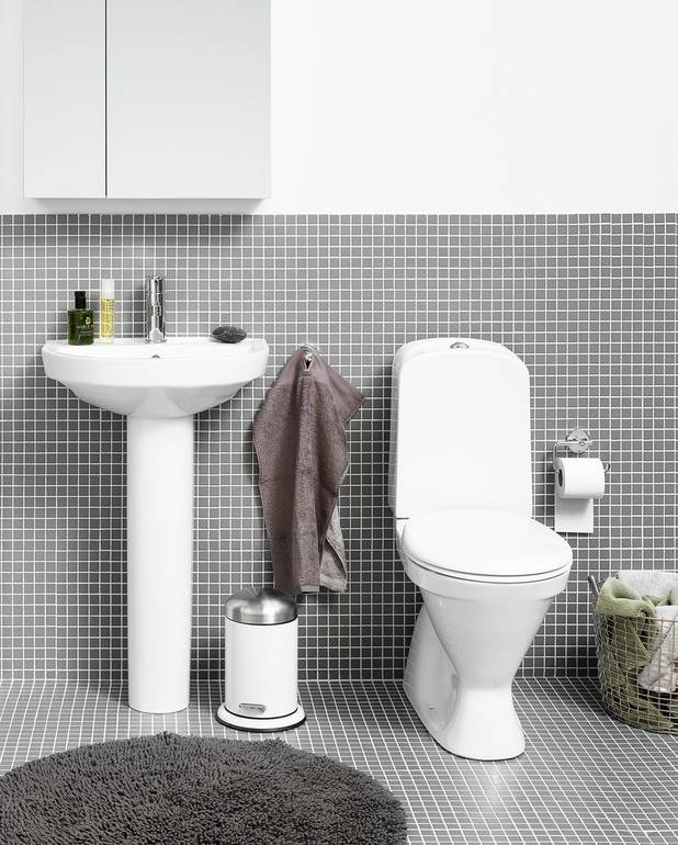 Toalettstol Nordic³ 3500 - dolt s-lås - Funktionell design med skandinaviska standardmått
Heltäckande kondensfri spolcistern