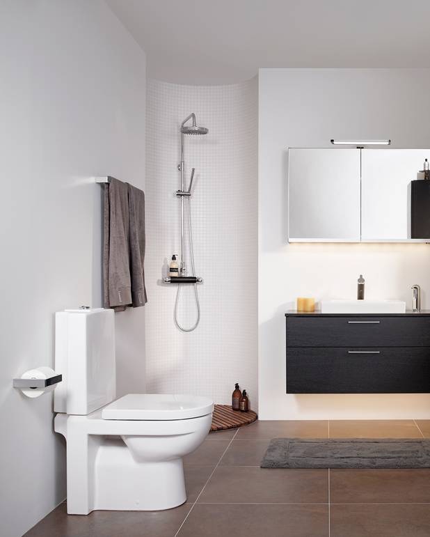 Toilet ARTic 4300 med skjult S-lås til gulvmontering - Design med lige linjer og rette vinkler.
Kan monteres tæt på væggen