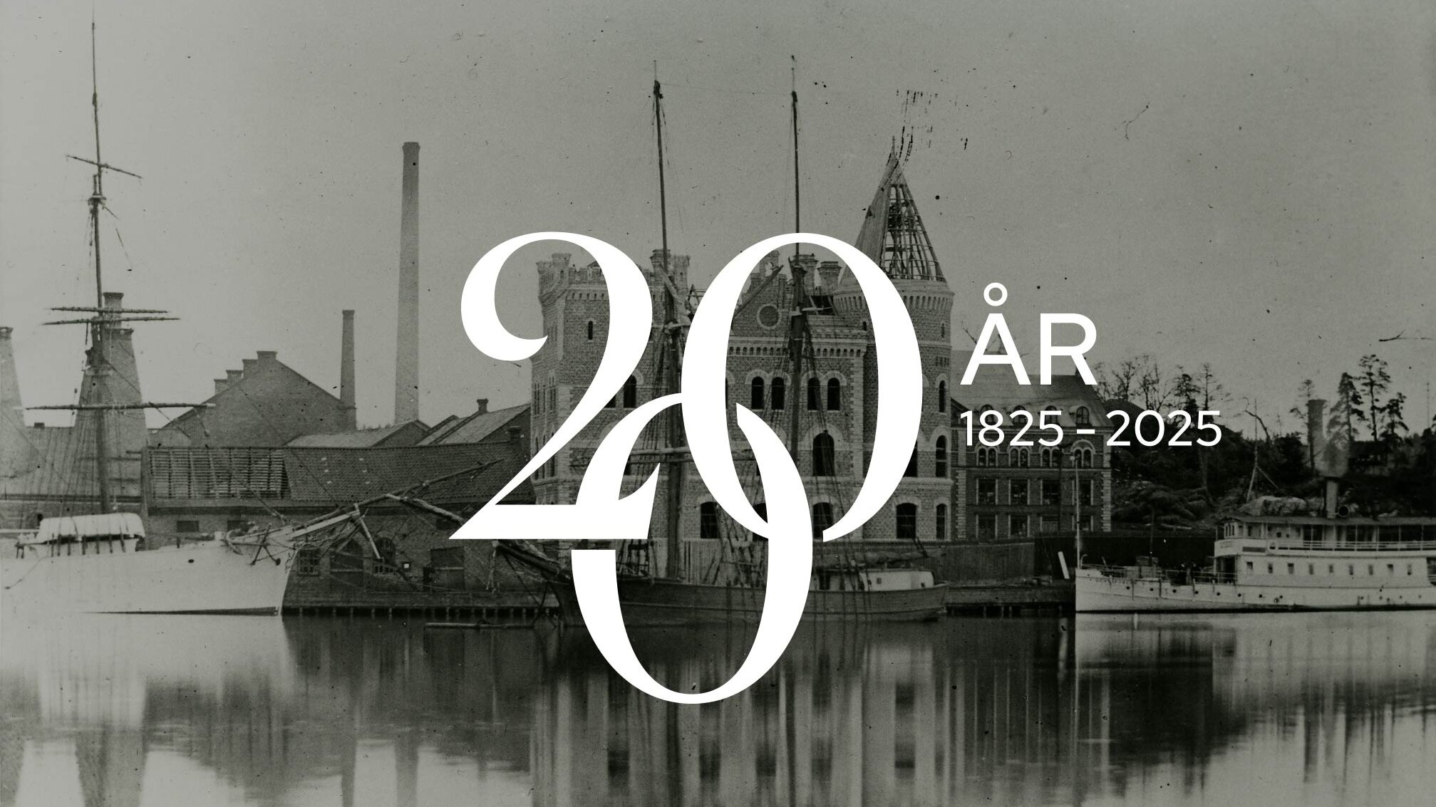 Tornhuset i gustavsberg sedd från vattnet med texten ”200 ÅR 1825–2025” ovanpå.