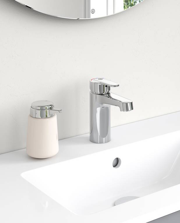 Tvättställsblandare Nordic Plus - Dold strålsamlare med nyckelgrepp för enklare rengöring
Taktil känsla i spaken
Spak med tydlig färgmarkering för ​varm- och kallvatten