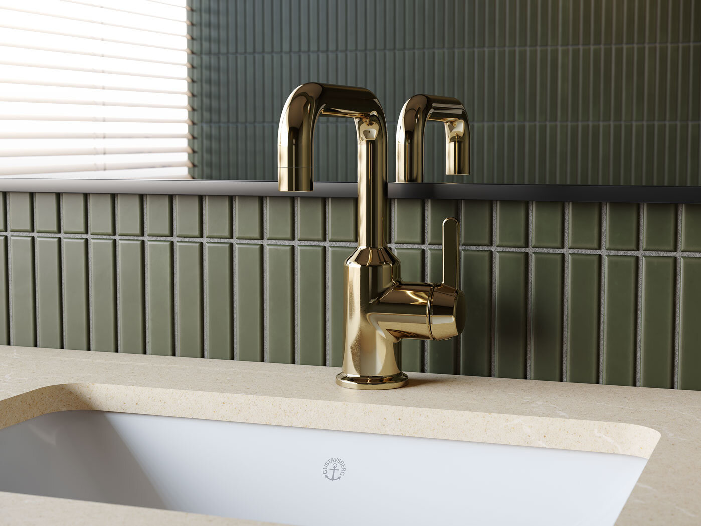 Mässingsblandare installerad på en beige bänkskiva med ett vitt handfat och grönt kaklat vägg i bakgrunden.