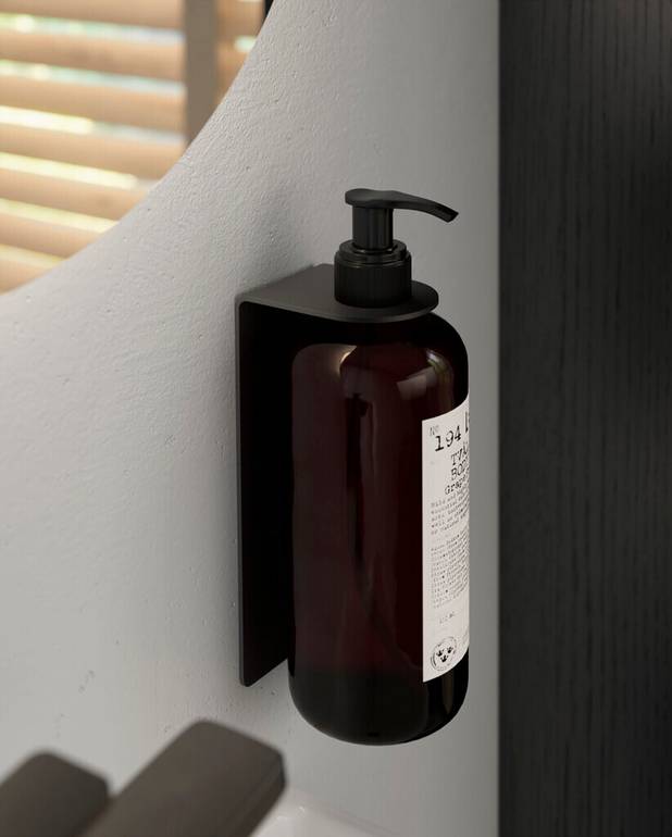 Såpedispenserholder - veggmontert såpepumpeholder i minimalistisk utførelse
Montert med sterk,  dobbeltsidig tape
Holderen fungerer like bra i dusjen som over en arbeidsbenk