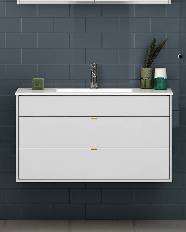 Vannas istabas skapītis, Graphic — 100 cm - Mazāks dziļums, piemērots arī nelielai vannas istabai
Slēpts nodalījums mazu priekšmetu uzglabāšanai un vieta kontaktrozetes uzstādīšanai.
Atlokāmais nodalījums nodrošina papildu vietu uzglabāšanai un ietver magnētu