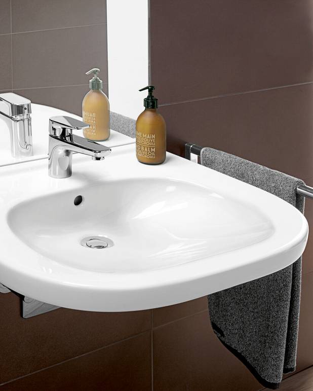 Bathoom sink - Care - 4G1960 - bolt mounting 60 cm - Wheelchair-accessible with shallow basin
Smooth underside with grip edge and generous legroom
Smooth, easy-to-clean surfaces