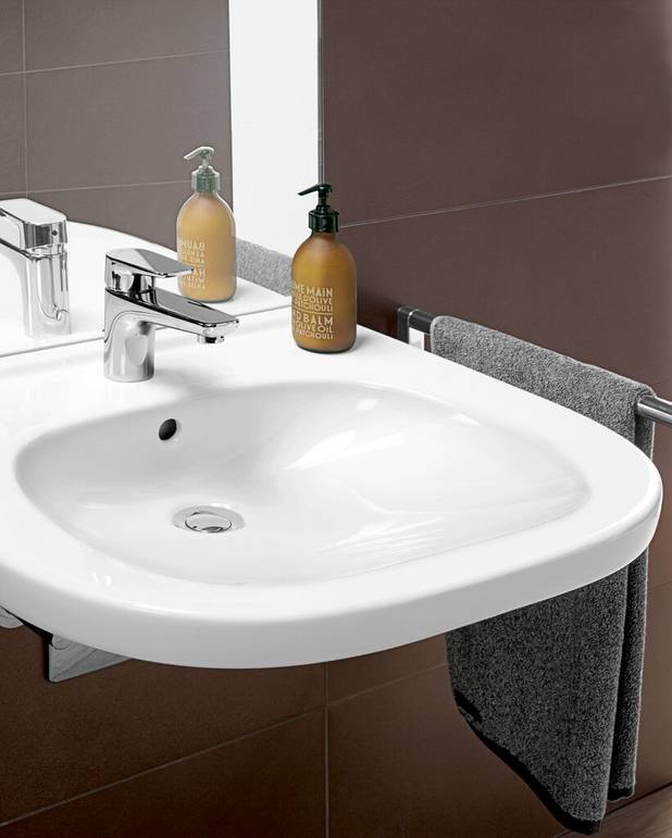 Bathroom sink - Care - 4G1955 - bolt mounting 55 cm - Wheelchair accessible with shallow basin
Smooth underside with grip edge and generous legroom
Smooth, easy-to-clean surfaces