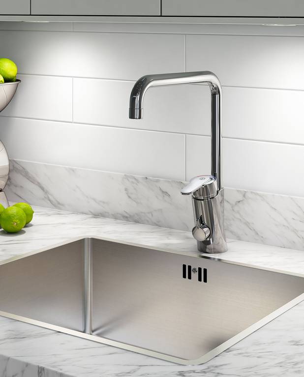 Kjøkkenkran Nordic Plus - høy tut - Med avstengning for oppvaskmaskin
Spak med tydelig fargemarkering for varmt og kaldt vann
Svingbar tut 110° (0° og 60° blokk inkludert)