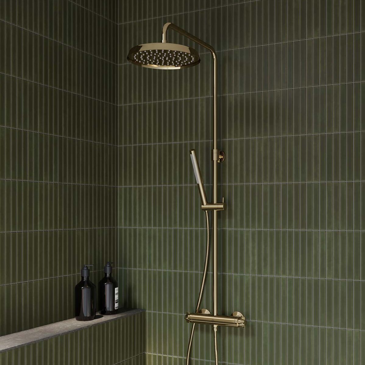 Ducentic dušo komplektas iš žalvario – žaliomis plytelėmis išklotame dušo kampe.
