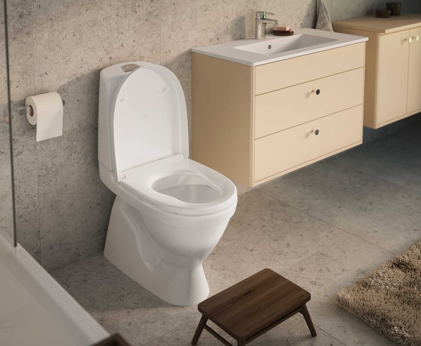 Uz grīdas stāvoša Nautic tualete ar ģimenes sēdekli un brūnu bērnu pakāpienu tualetes priekšā