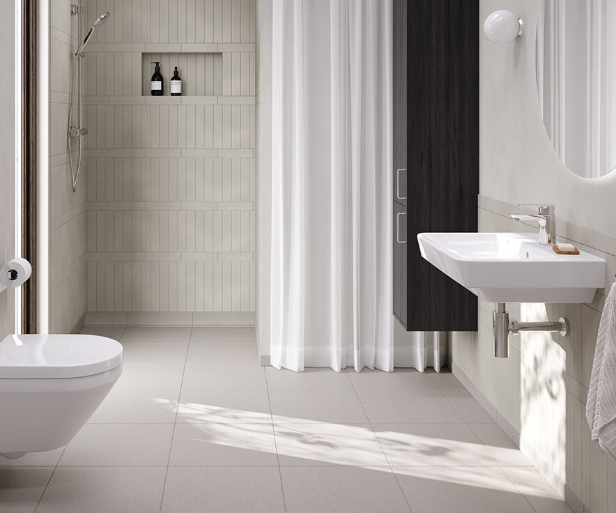 [Translate to Estonian:] Ett modernt badrum med vägghängd toalett, stora kakelplattor och solljus som strömmar genom vertikala persienner.