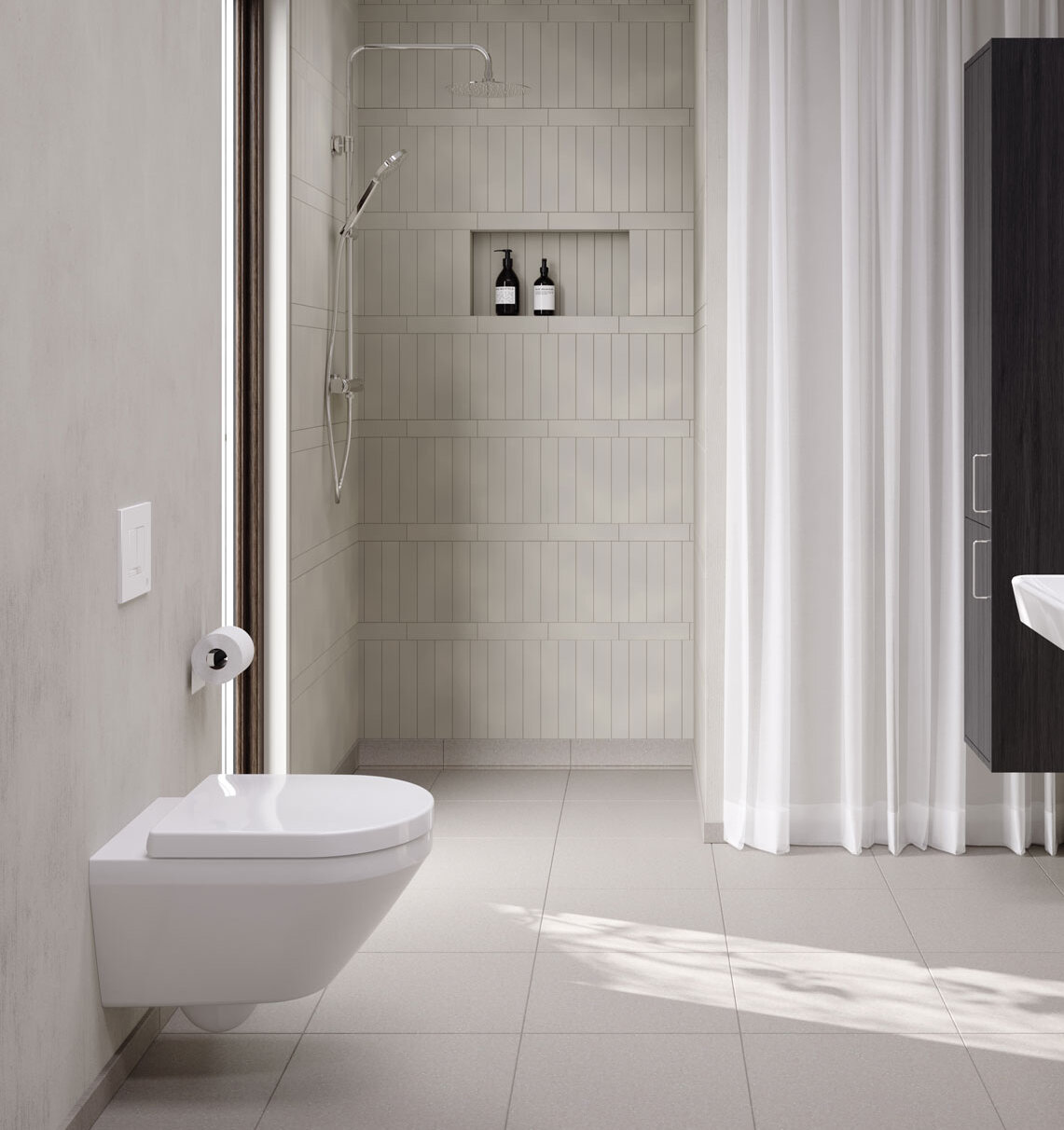 Ett modernt badrum med vägghängd toalett, stora kakelplattor och solljus som strömmar genom vertikala persienner.