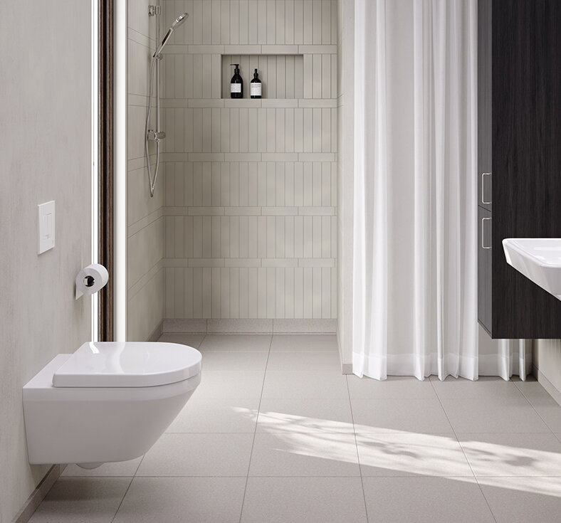 Ett modernt badrum med vägghängd toalett, stora kakelplattor och solljus som strömmar genom vertikala persienner.