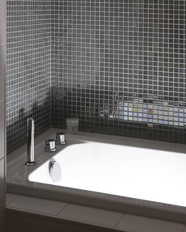 Armatur til badekar Skandic - termostat - Høj kvalitet med rent og enkelt design
Automatisk skoldningssikring og varmtvandsspærre
Påfyldning via tud (GB41638390) eller via overløb (U90600361). Skal bestilles separat