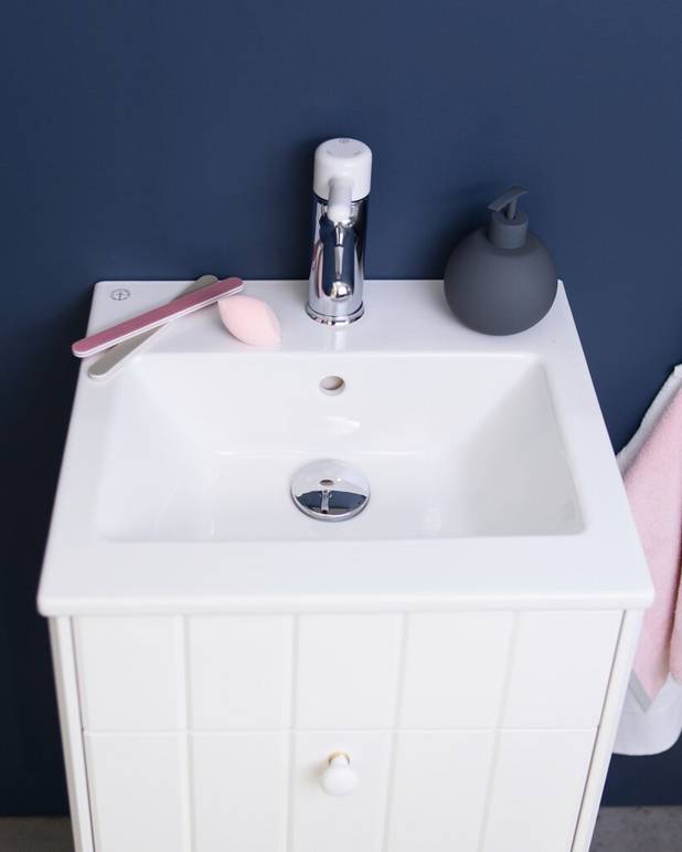 Håndvask til vaskeskab Graphic - 45 cm - Mindre dybdemål så det også passer ind på mindre badeværelser
Passer til Graphic vaskeskab 45 cm
Porcelænsvask i fuld bredde