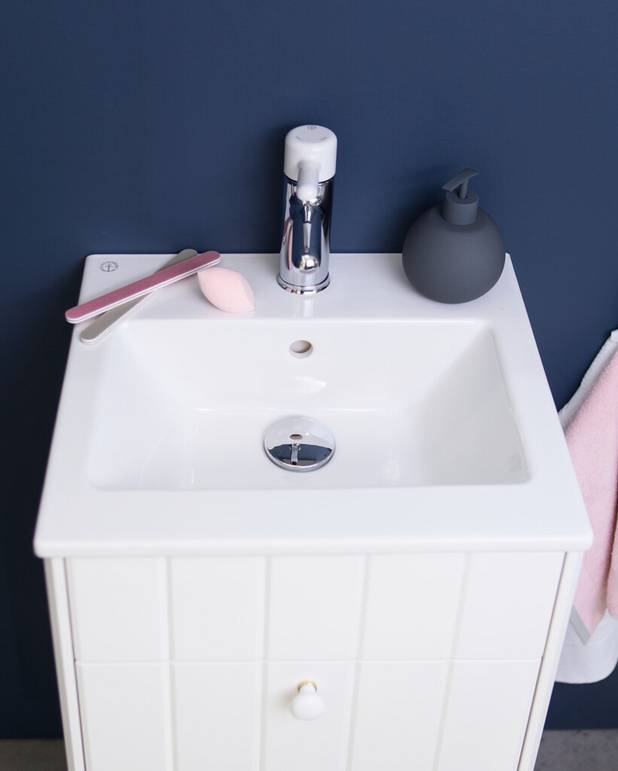 Bathroom sink for vanity unit Graphic - 45 cm - Shallow depth for more space in the bathroomFor mounting on Graphic furniture
Made from hygienic, durable and densely sintered sanitary ware