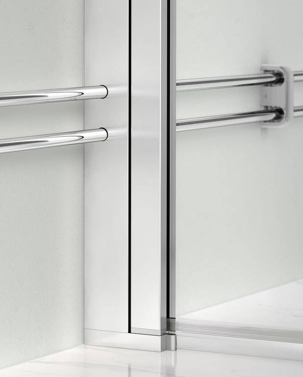 Square shower door set - Pre-fitted door profiles for quick and simple installation
Doors reversible for right/left-hand installation
Polished profiles and door handles