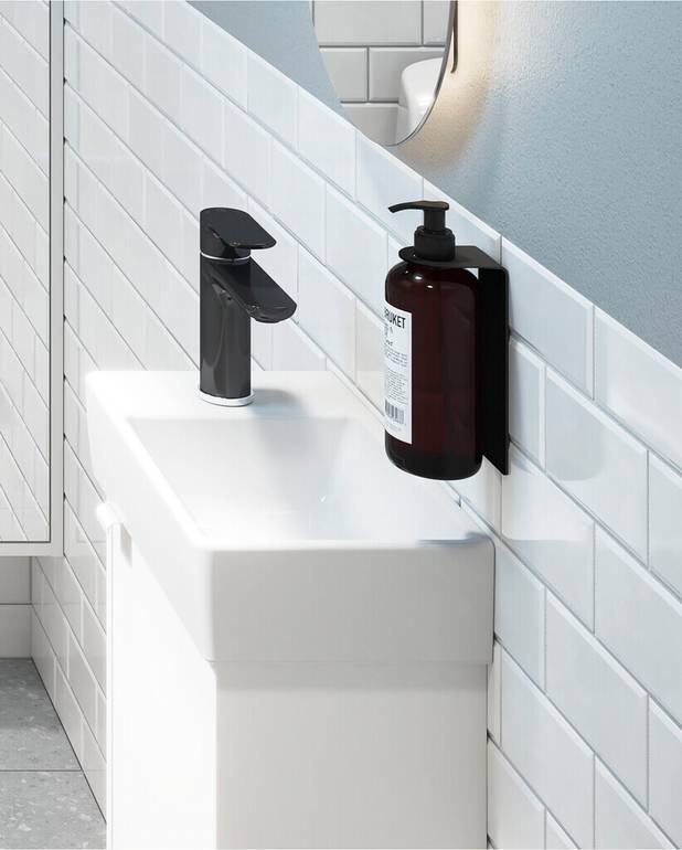 Såpedispenserholder - veggmontert såpepumpeholder i minimalistisk utførelse
Montert med sterk,  dobbeltsidig tape
Holderen fungerer like bra i dusjen som over en arbeidsbenk