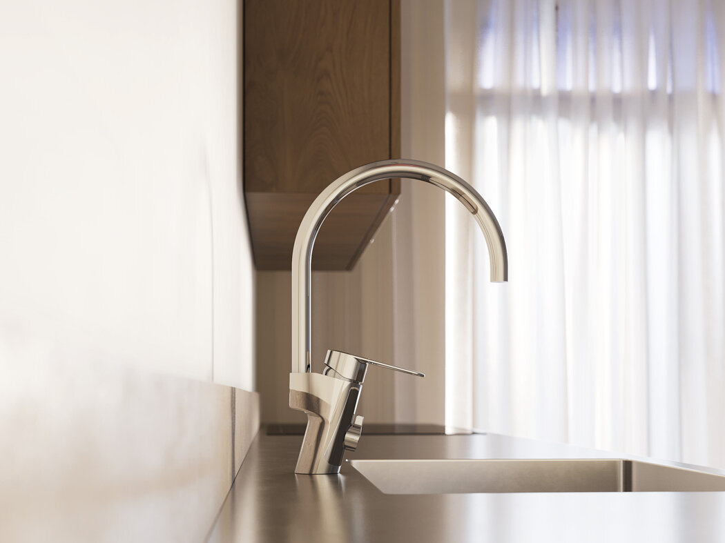 Närbild på en modern köksdiskbänk med en hög köksblandare i krom och naturligt ljus som kommer in genom tunna gardiner i bakgrunden.