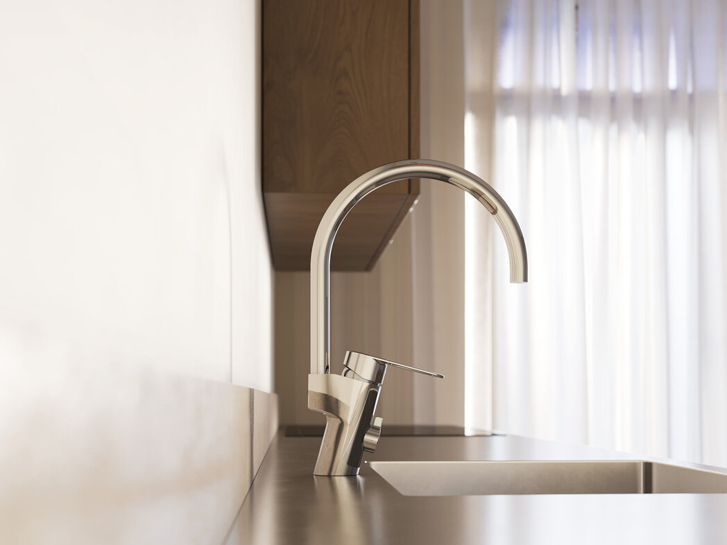 Närbild på en modern köksdiskbänk med en hög köksblandare i krom och naturligt ljus som kommer in genom tunna gardiner i bakgrunden.