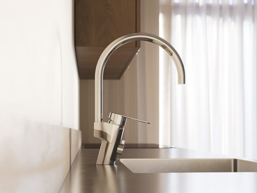 Närbild på en modern köksdiskbänk med en hög köksblandare i krom och naturligt ljus som kommer in genom tunna gardiner i bakgrunden.