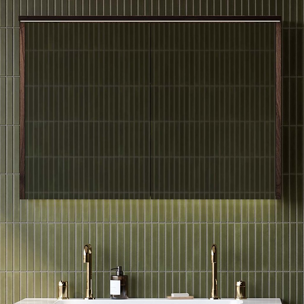 [Translate to Lithuanian:] Ducentic spegelskåp med LED-belysning ovan och under skåpet, dimbar från väggströmbrytaren.