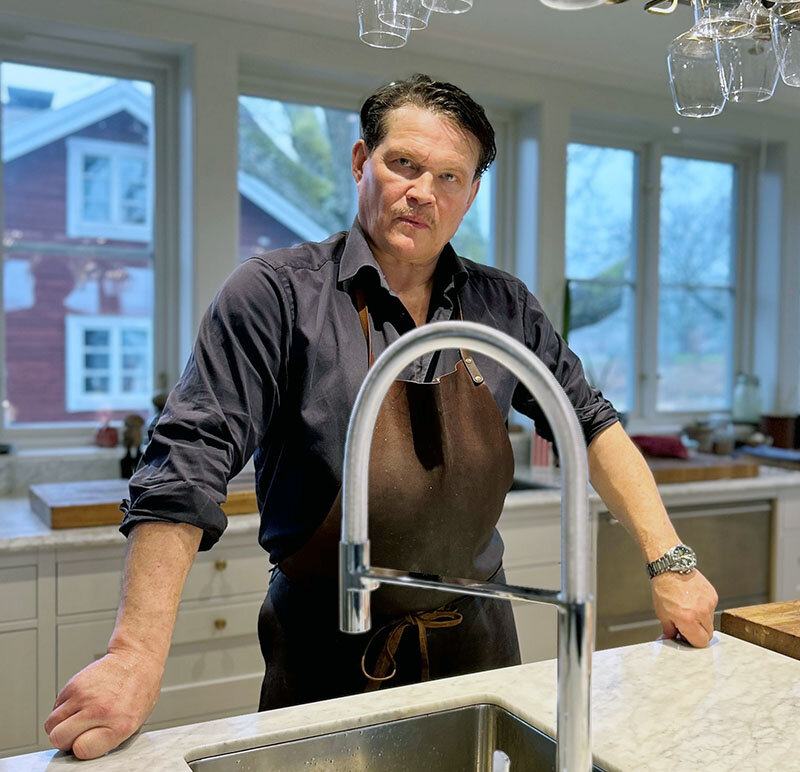 Per Morberg framför köksblandaren Estetic Duo sensor med pull-off