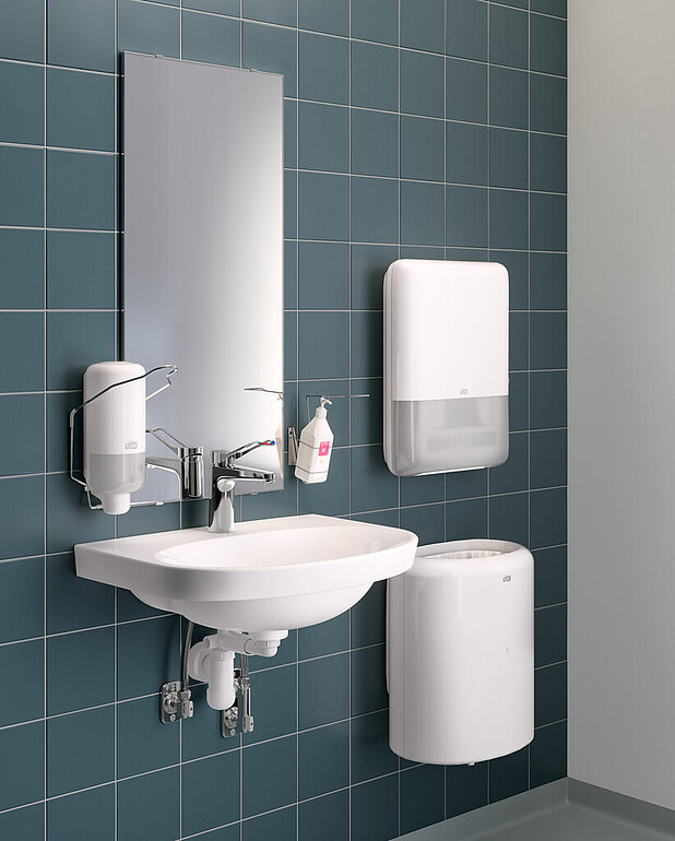 Bathroom sink Nautic 5560 - for bolt/bracket mounting 60 cm - Easy-to-clean and minimalist design
Elliptical sink with generous counter spaces
Ceramicplus: fast & environmentally friendly cleaning
