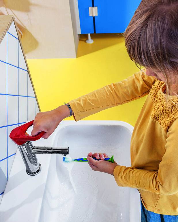  - Ergonomic, child-friendly handle in 3 bright colours: Cherry Red, Sunshine Yellow, Ocean Blue
Intuitive and easy to use – children can operate the lever by themselves and easily adjust the flow and temperature
Taps and fittings with reliable scald protection as the maximum temperature can be set individually when installed