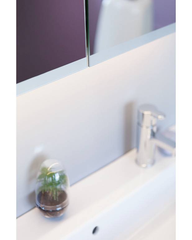 Bathroom mirror cabinet Artic - 60 cm - Additional bathroom mirror on inside doors
Integrated electrical outlet inside cabinet
LED lighting above and below cabinet