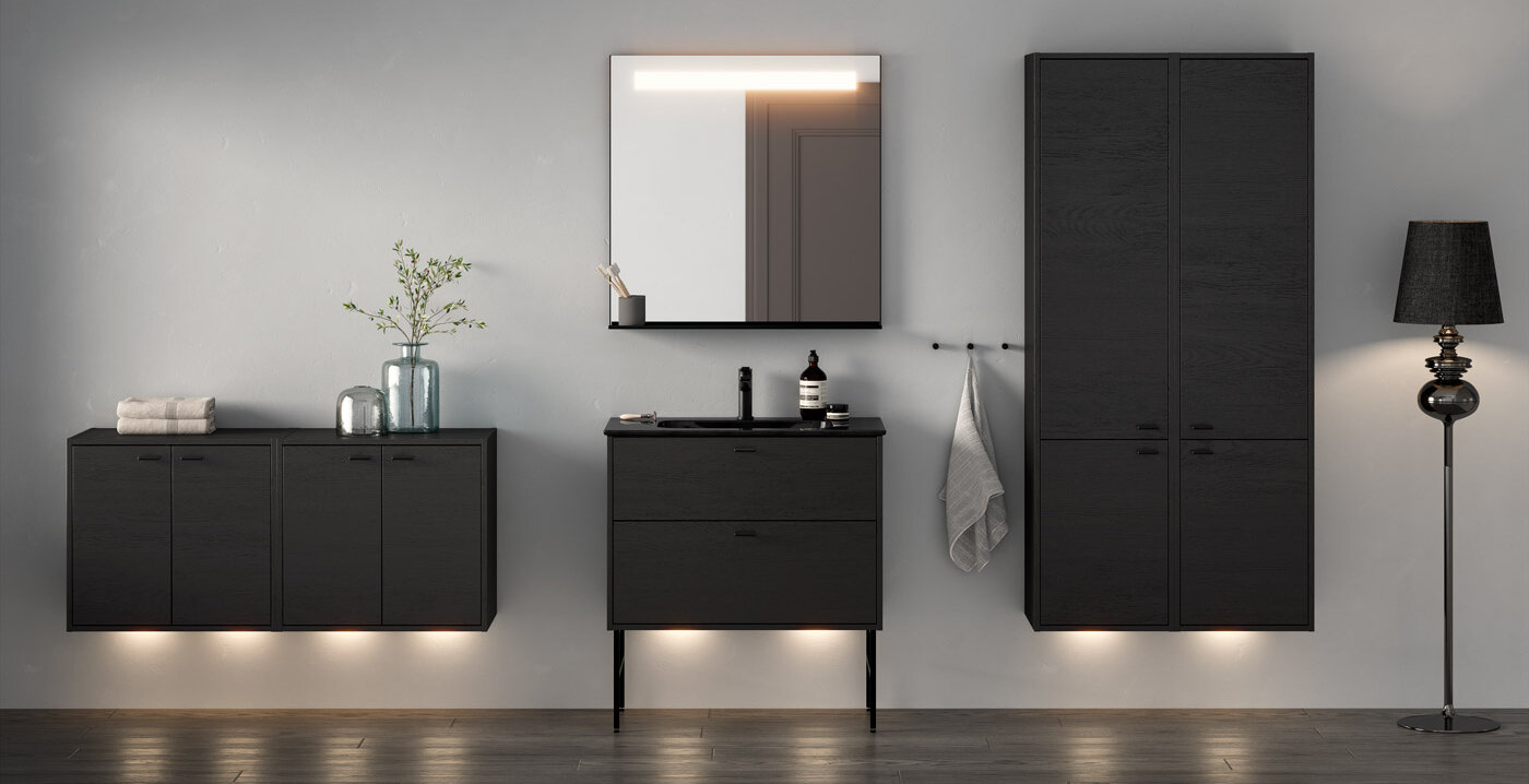 Kylpyhuonekalusteet Arctic-sarja mustana - kylpyhuoneen alaosa, seinäkaappi, musta pesuallas ja pesuallashana sekä neliömäinen peili.