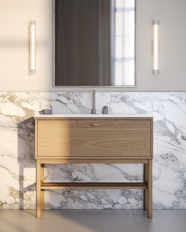 Kommod Ducentic Ljus ek - 100 cm - Skapad för Gustavsbergs 200-årsjubileum och hyllar arvet av hantverk och design
Rymligt lådutrymme utan behov av urtag för vattenlåset, vilket ger mer plats för förvaring
Mjukstängande låda med full utdrag ger en komplett överblick över innehållet