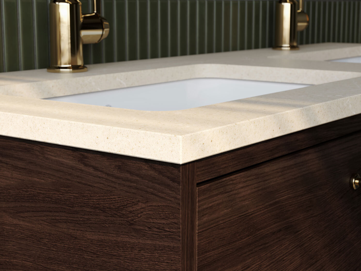 Närbild av en bänkskiva i beige sten, vitt handfat, kommod i svart ek och kran i mässing.