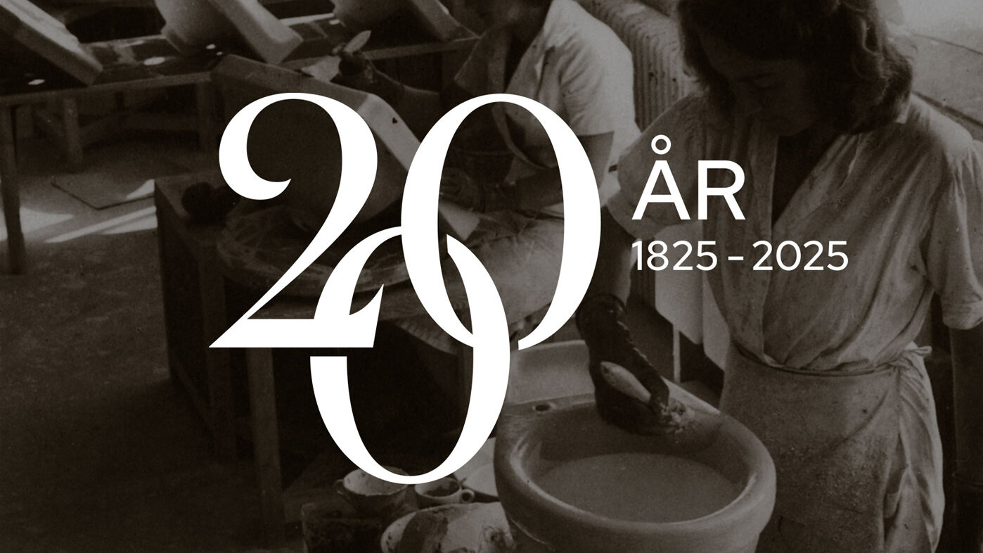 Gustavsbergs 200-års logotyp. I bakgrunden en historisk bild på kvinnor som arbetar i fabrik med att tillverka toaletter.