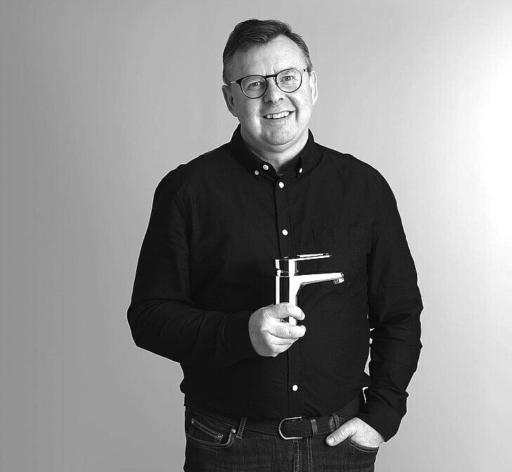 Mattias Virsgård, klädd i en blå skjorta, håller en Nautic blandare i krom.