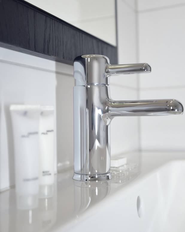 Håndvaskarmatur Logic - Energiklasse A, sparer vand og energi 
Justerbart komfortflow og justerbar komforttemperatur
Farvede greb fås som tilvalg