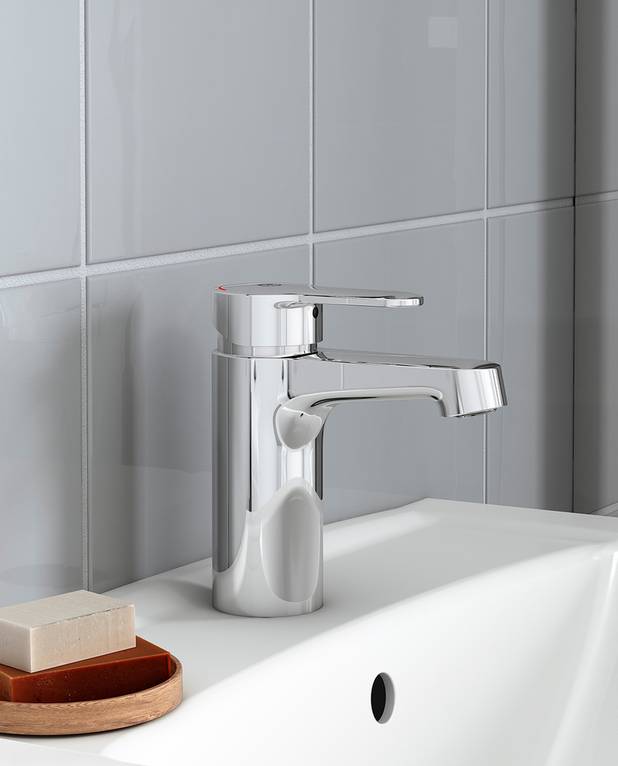 Tvättställsblandare Nordic³ - Dold strålsamlare med nyckelgrepp för enklare rengöring
Taktil känsla i spaken
Spak med tydlig färgmarkering för ​varm- och kallvatten