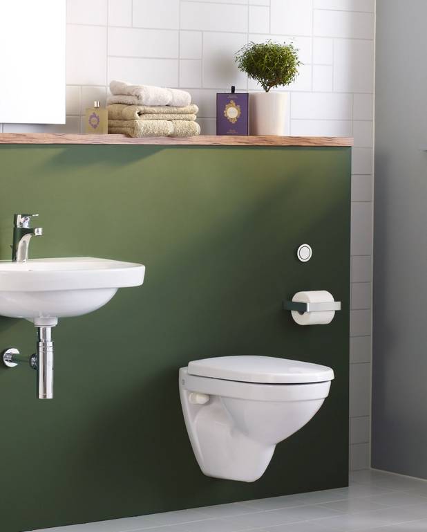 Væghængt toilet Nautic 5530 - Passer til vores Triomont fiksturer
Ceramicplus: hurtig og miljøvenlig rengøring
Fleksibel boltafstand c-c 180/230 mm